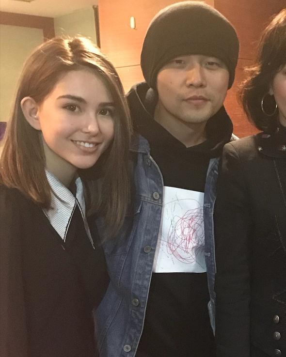 画周杰伦？小周周照着爸爸的照片作画超认真，周董豪宅豪华有档次