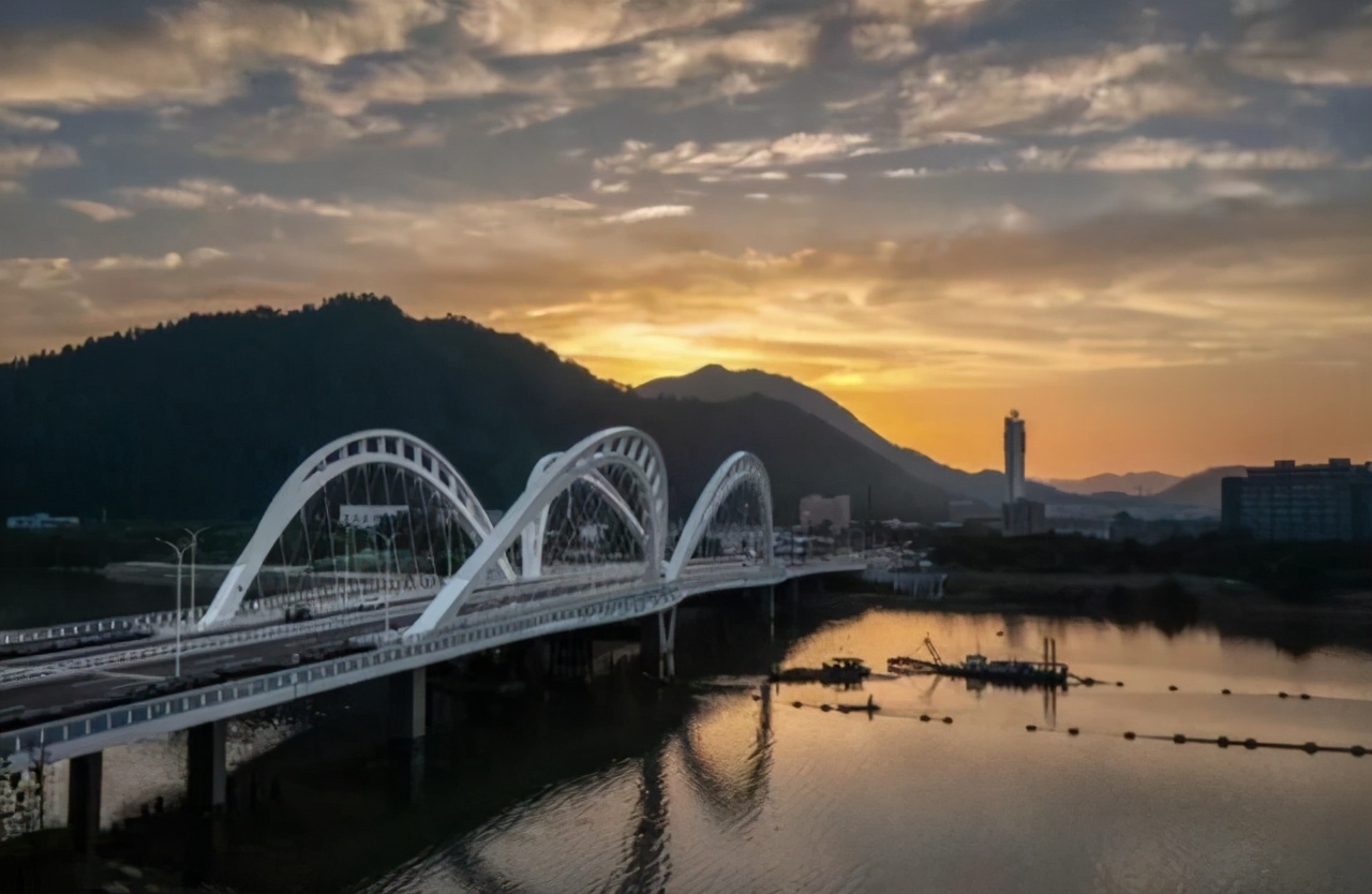 杭州一座大桥即将通车，造型别致，夜晚还有灯光秀，照亮北支江