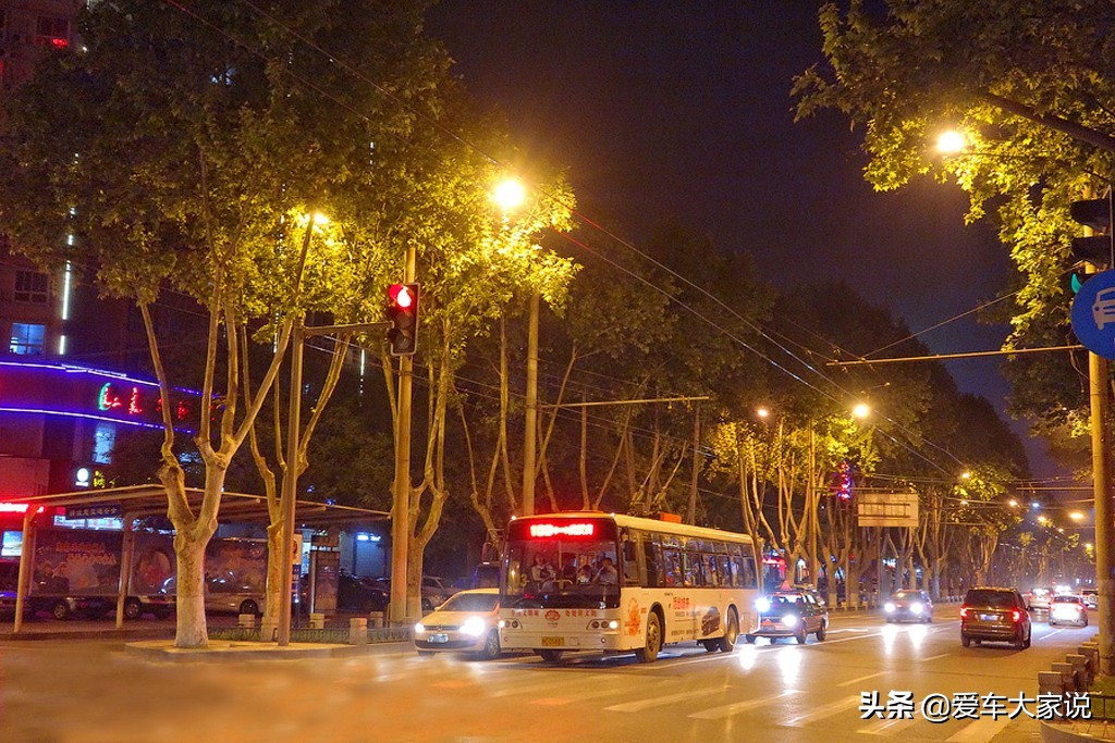 為什么有的司機晚上不舍得開車燈？開車燈到底增不增加油耗呢？
