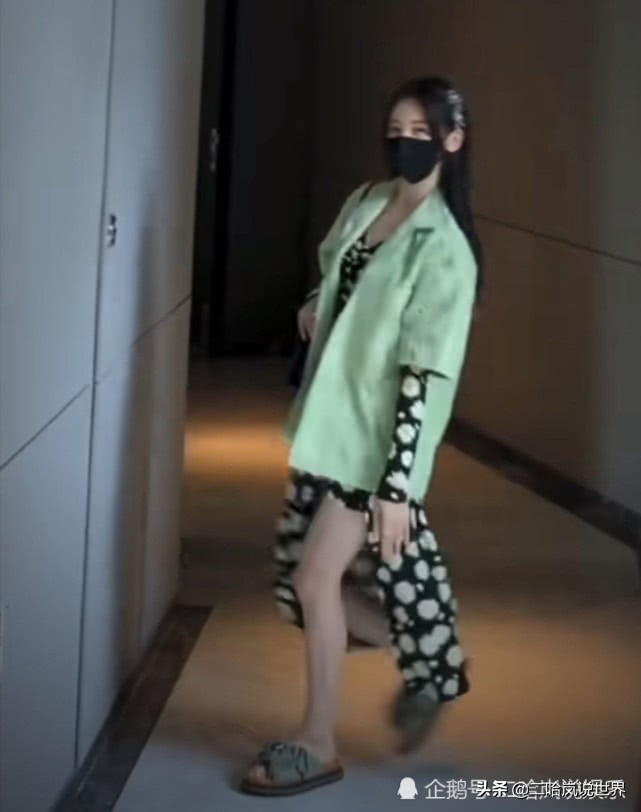 杨超越有多会穿？嫌天气热，故意把裤腿剪掉一