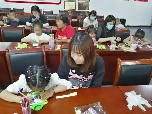 “DIY创意相框”定格美好回忆
