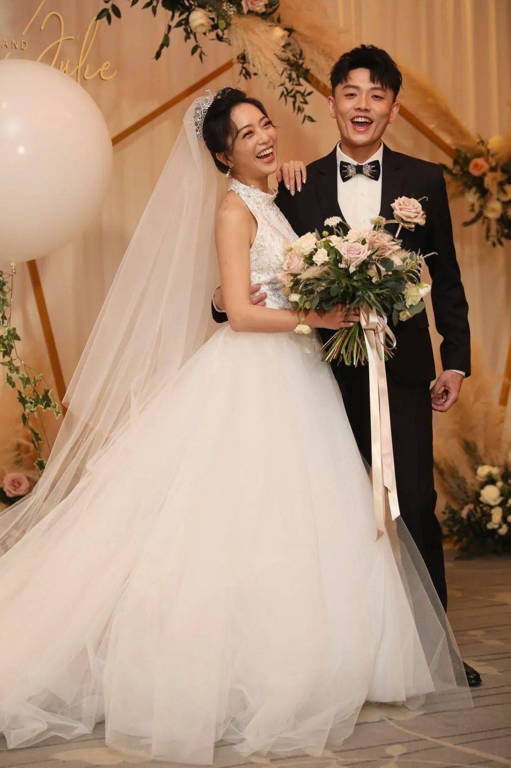 黑涩会美眉举行婚礼，7名成员齐聚当伴娘，这也