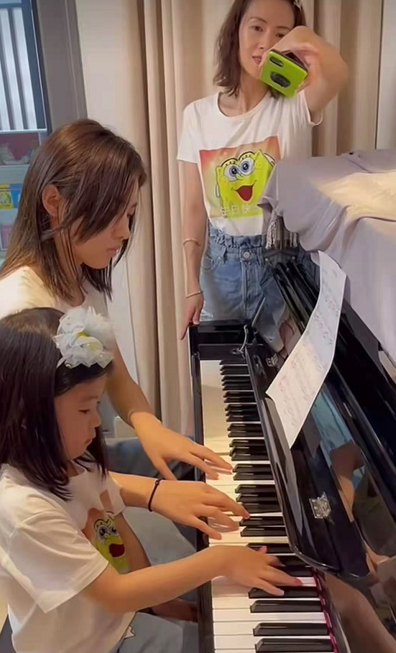 弹琴|汪峰两女儿弹琴为母庆生 章子怡笑得合不拢嘴