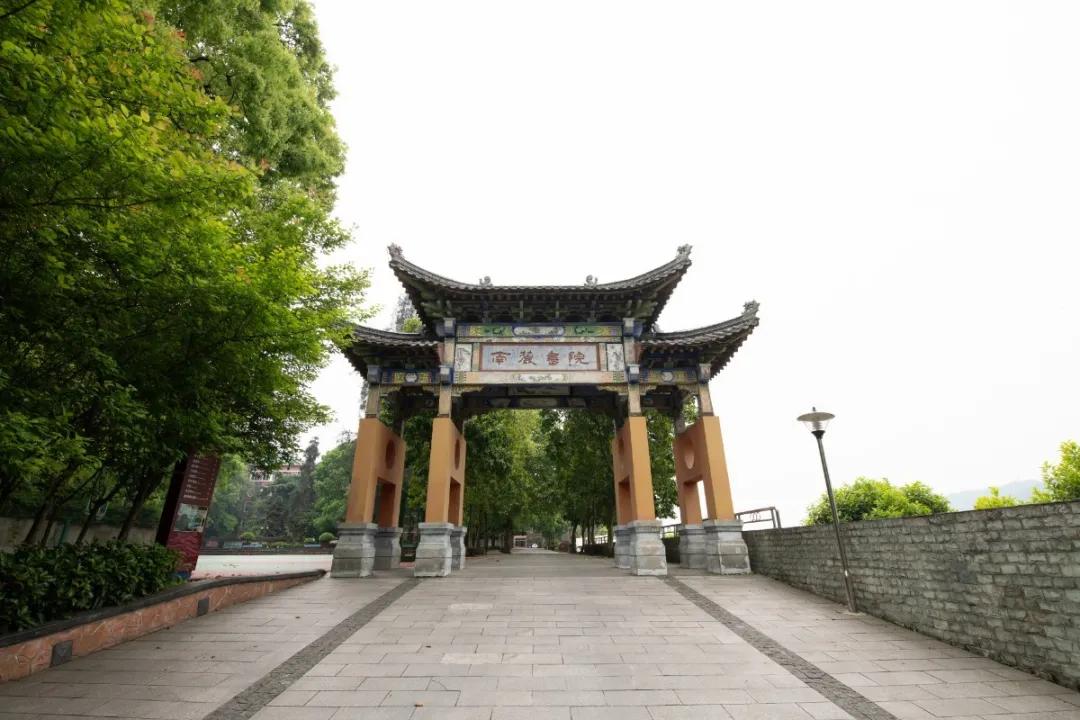 南山苍翠 二外荣光 重庆市作家进校园系列—重庆第二外国语学校