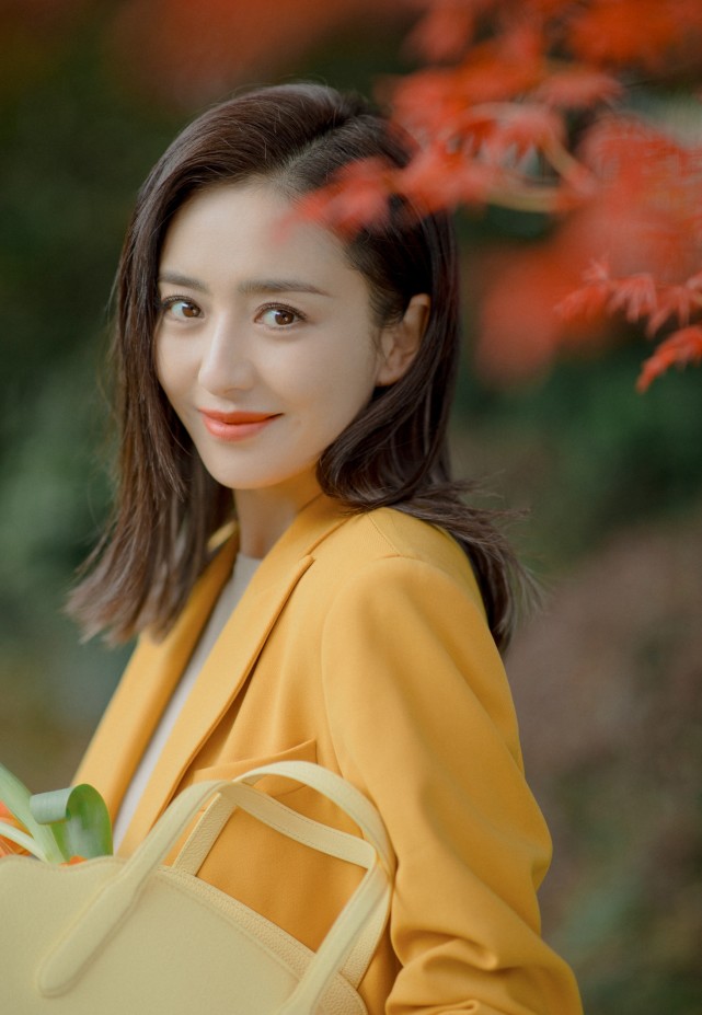 佟丽娅不愧是“新疆女神”，穿黄色西装高级优雅，笑起来真美