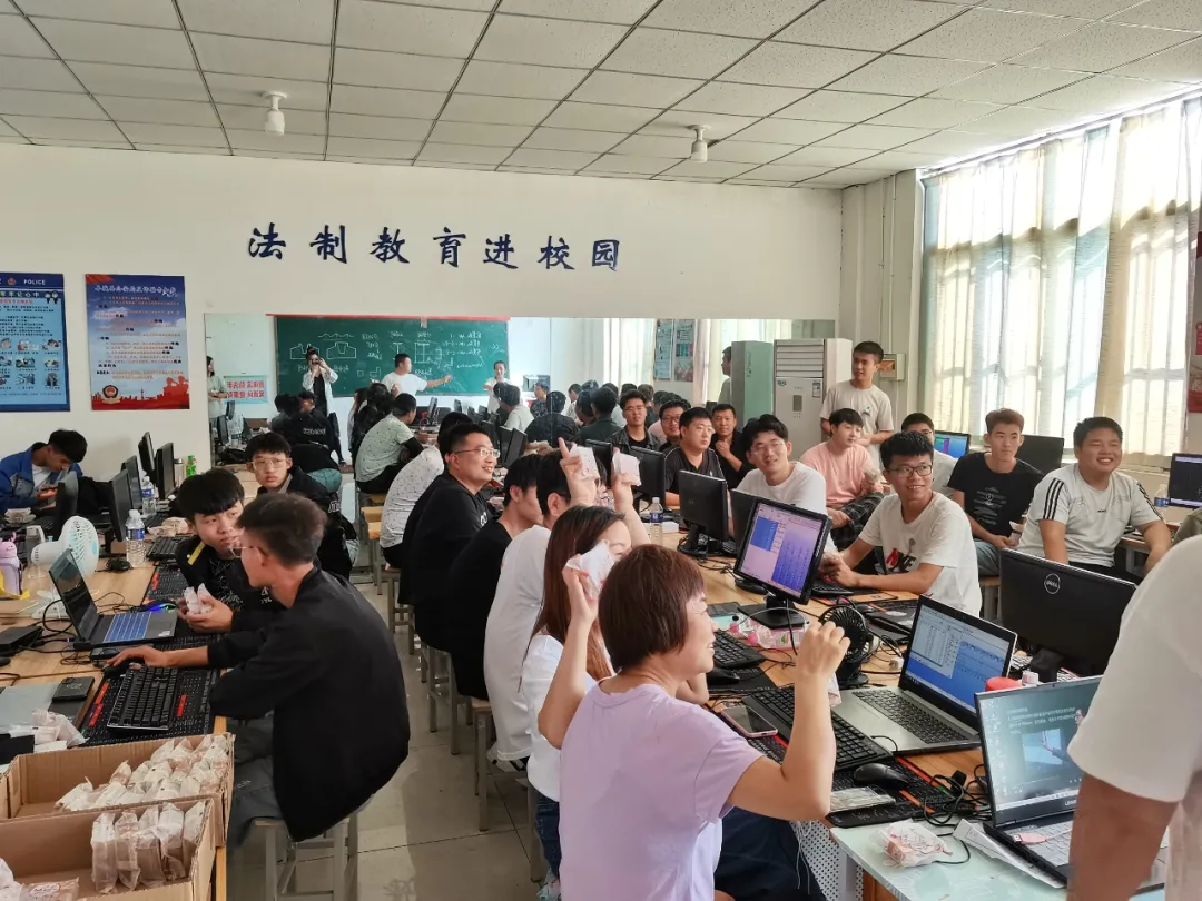 浓情中秋 爱满校园——我校为学生发放中秋月饼,送上节日祝福