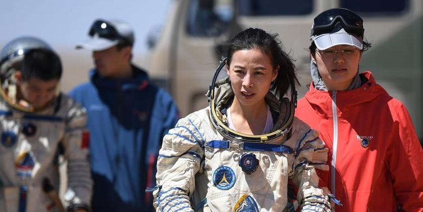 她毕业于空军长春飞行学院，我国首位80后航天员