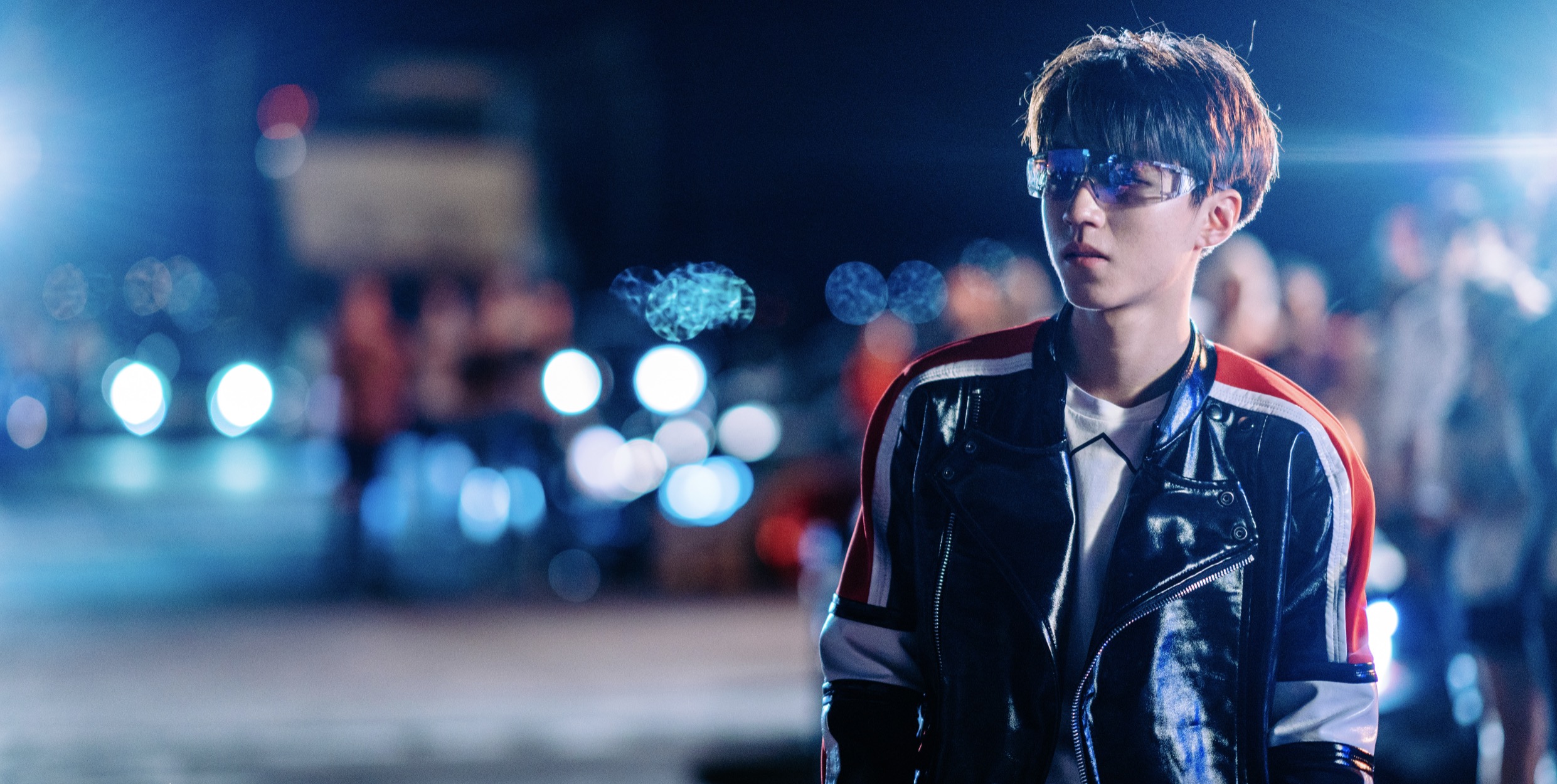 周杰伦王俊凯比剪刀手，首次合作电影，一个当监制一个特别演出