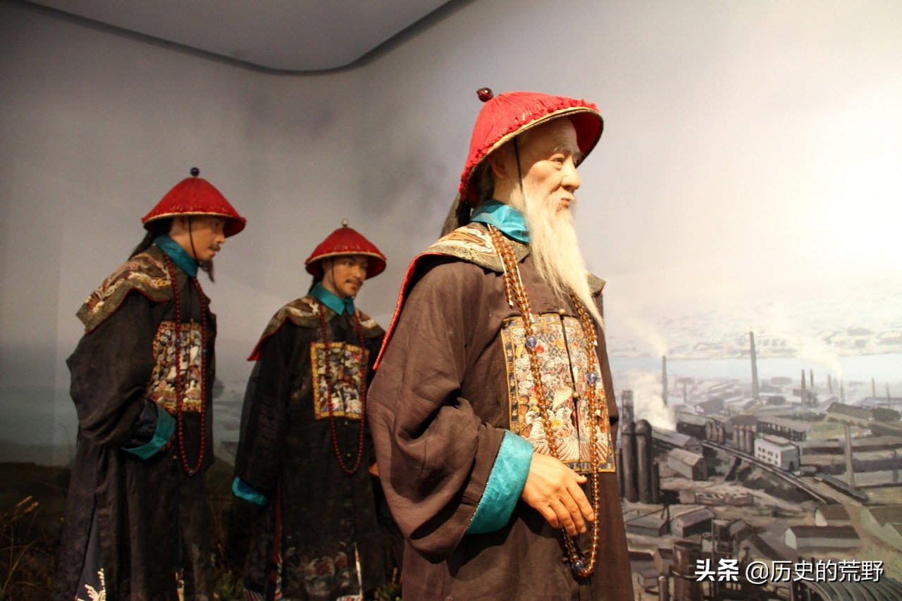 冯子材身着短衣,脚穿草鞋,持矛冲出,扑向法军,身后紧跟着他的两个儿子