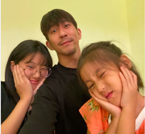 修杰楷组织女儿自拍，咘咘全程参与，梧桐妹娇羞波妞使劲翻白眼