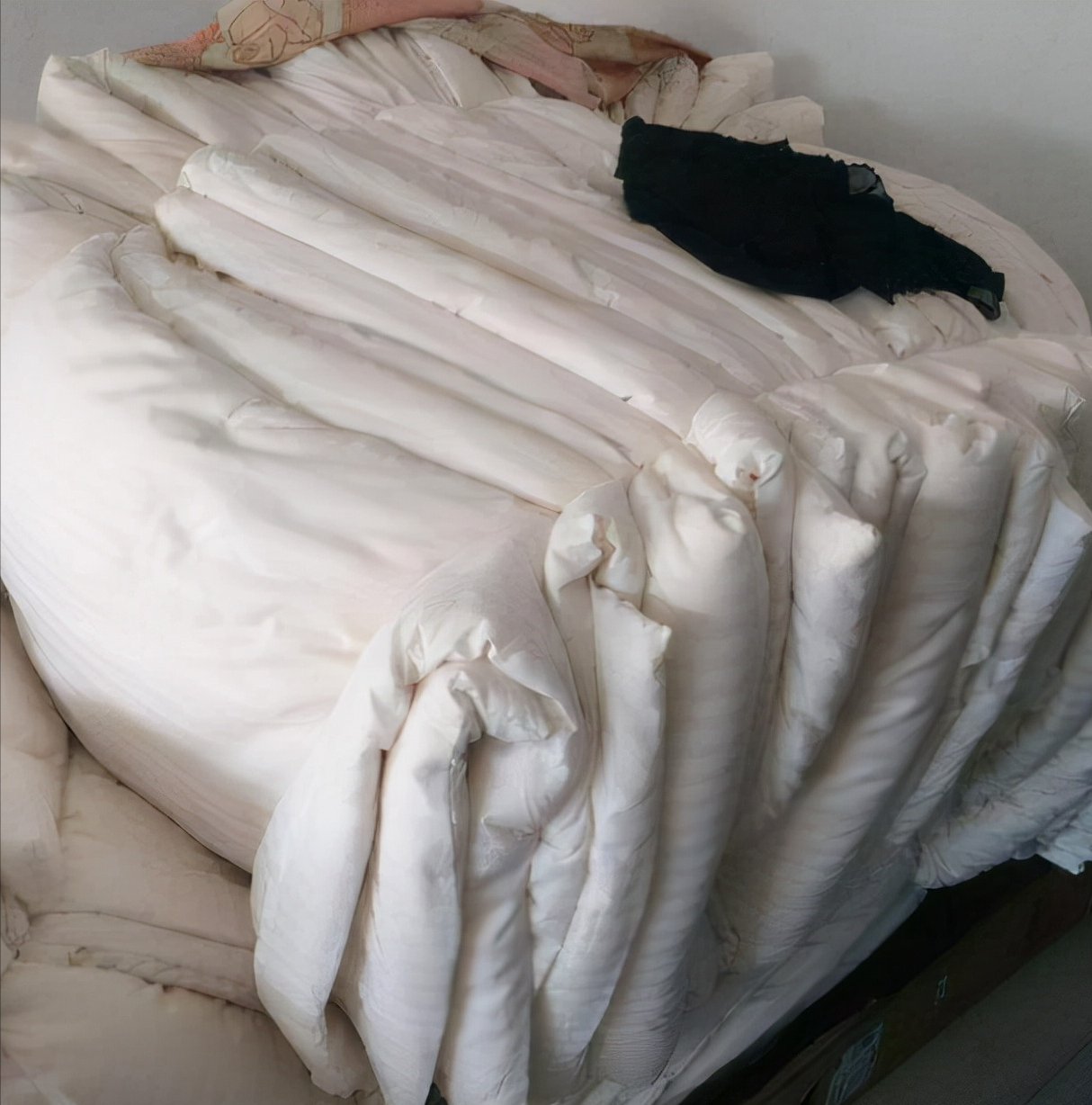 Does the quilt turn yellow and have a "peculiar smell" over time?Learn