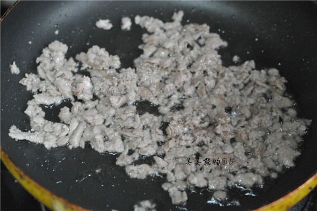 茄子別再炒了，加1把大蒜，不蒸也不炸，鮮嫩入味，少油最健康