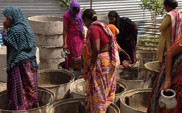 印度都是露天厕所，那印度女性如何保护隐私？看完让人心疼！