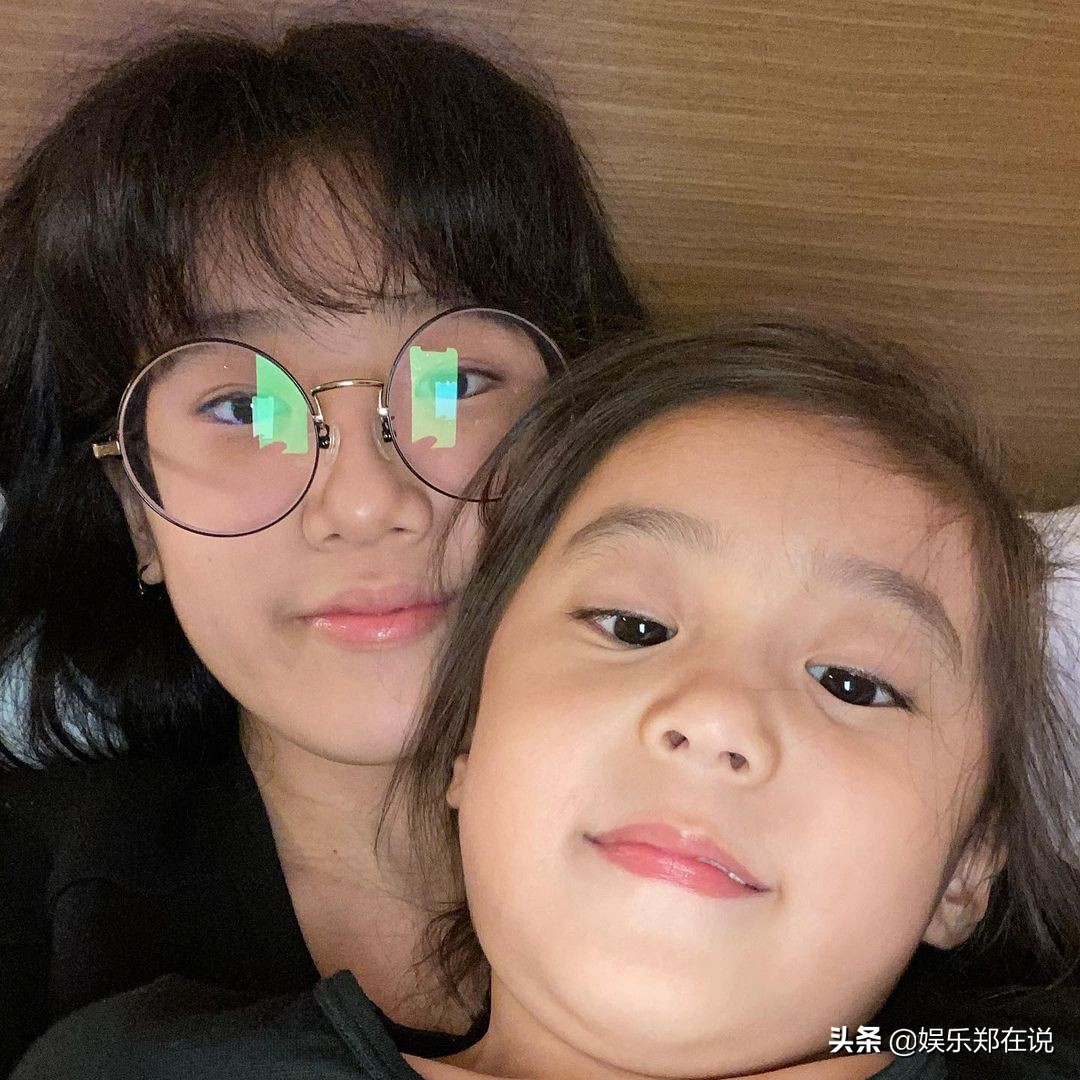 梧桐妹曬和咘咘戴眼鏡同框照，Bo妞換牙僅剩兩顆小虎牙成功搶鏡