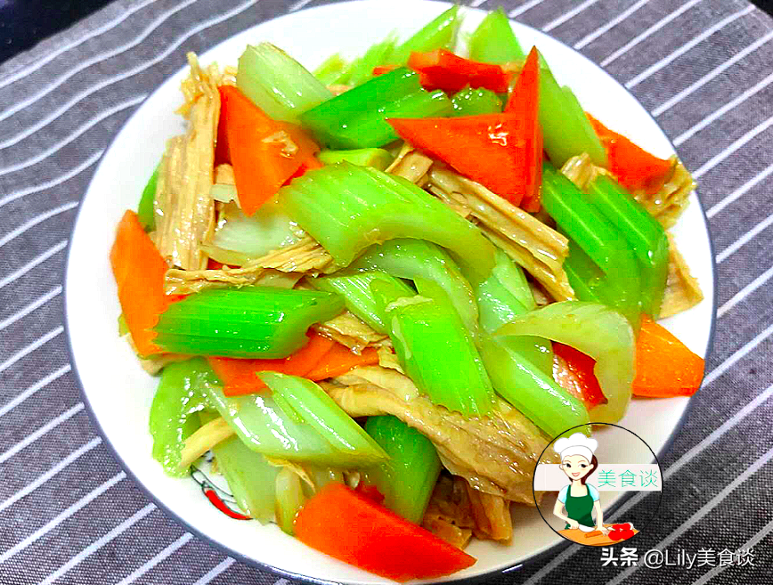 这三样素菜是绝配，一香一鲜一脆，简单一炒特美味，不放肉也很香