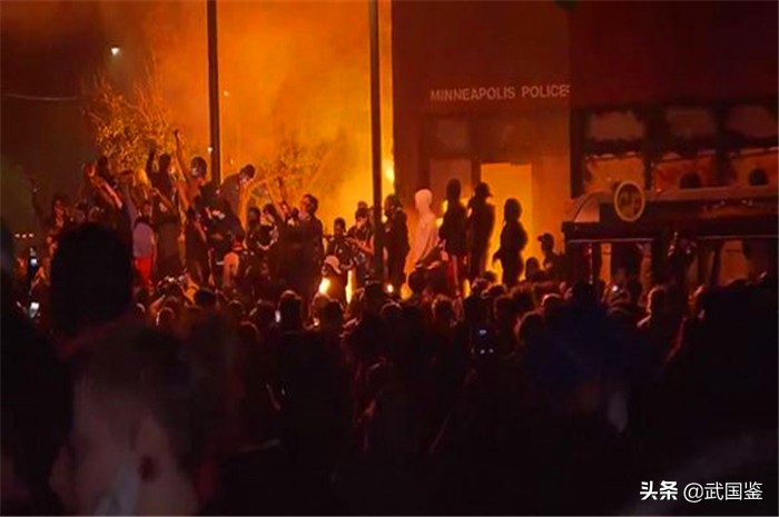 骚乱升级蔓延华盛顿，特朗普脸被打肿，改口理