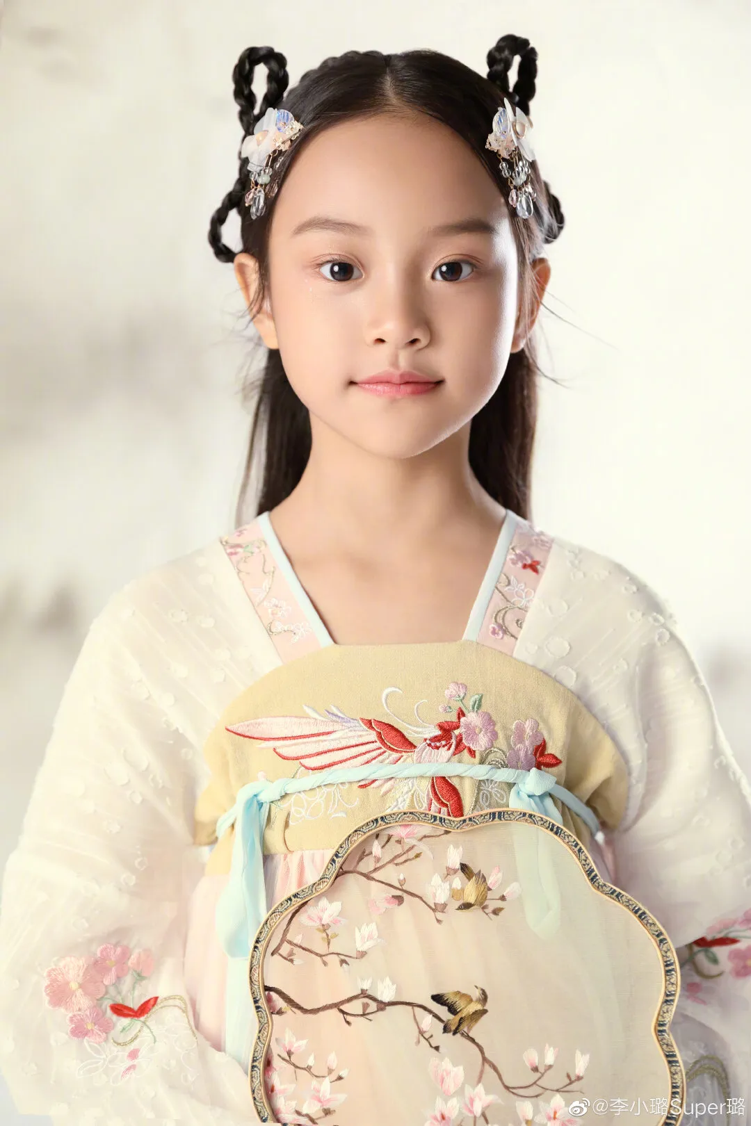 李小璐為女兒慶生，母女拍古風寫真，8歲甜馨出落大方淑女範十足