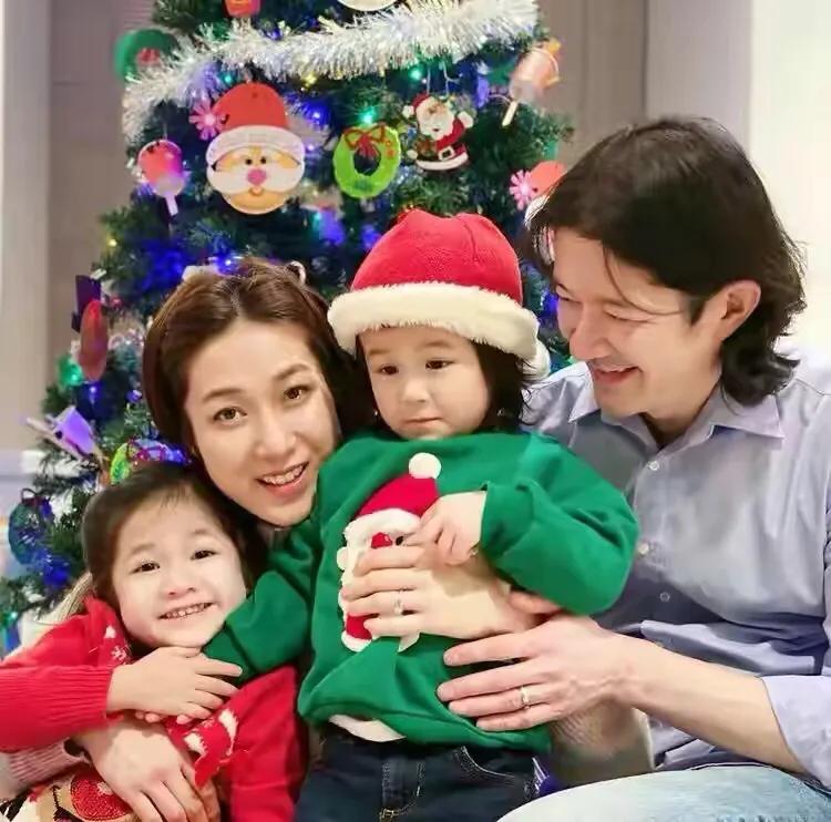 鍾嘉欣陪子女堆雪人，畫面溫馨有愛，2歲兒子古靈精怪越來越帥