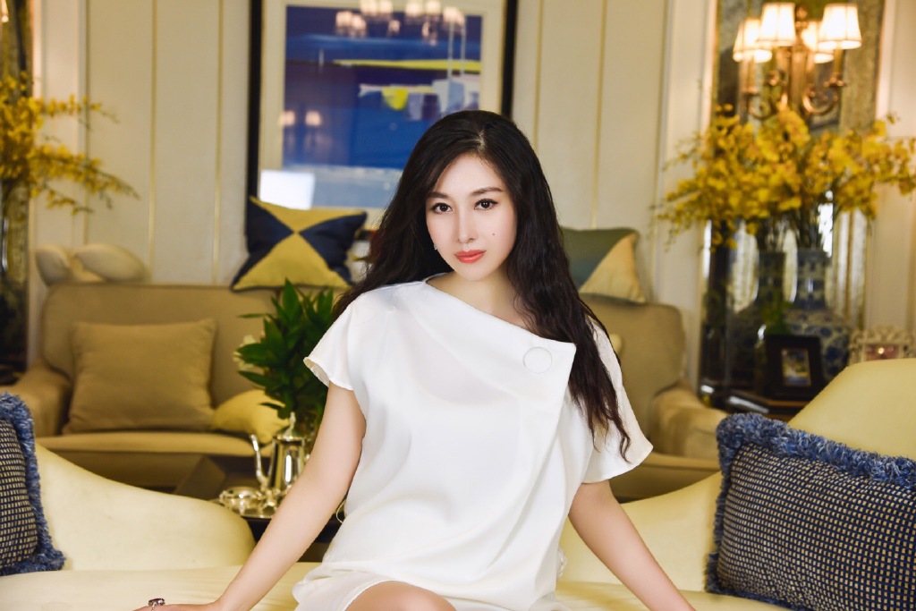 48岁樊少皇二胎得女，妻子贾晓晨是个山东大妞，但穿衣很港风