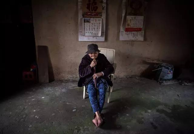 20岁抢为慰安妇，受欺负时：1岁女儿躺在身边瞪着眼