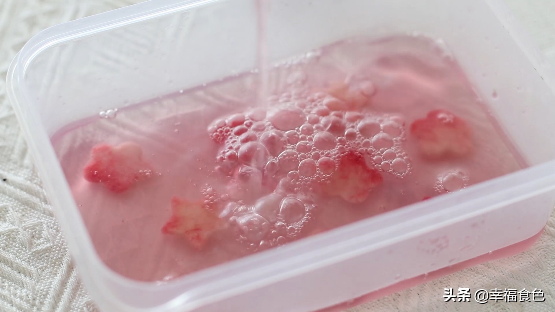 用桃子做花式果冻，满满蜜桃香，好看又好吃