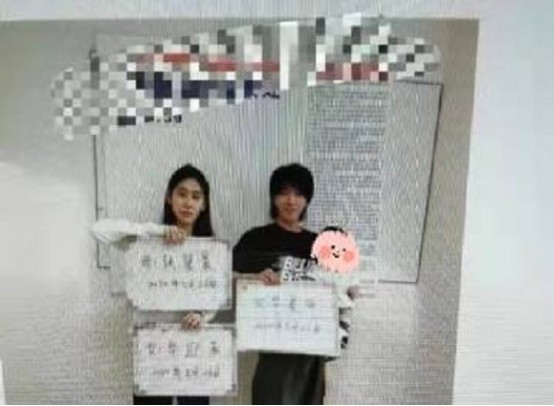 華晨宇張碧晨抱娃照曝光，女兒乖巧窩爸爸懷裡，張碧晨緊貼父女倆