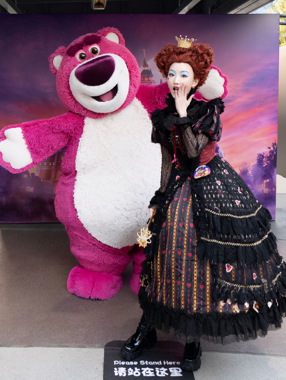 毛晓彤cosplay红桃皇后，仿佛从《爱丽丝》走出来