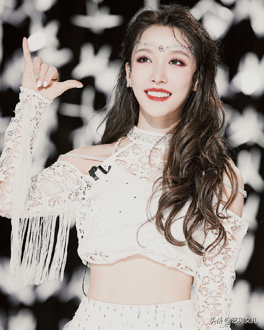 初期镜头多话题足，之后便查无此人，她们都吃