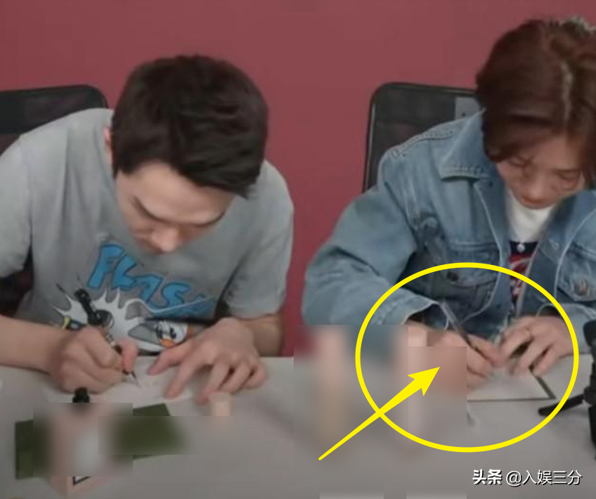 鹿晗有多宠关晓彤？直播时写的卡片成焦点，三年感情状态很显然