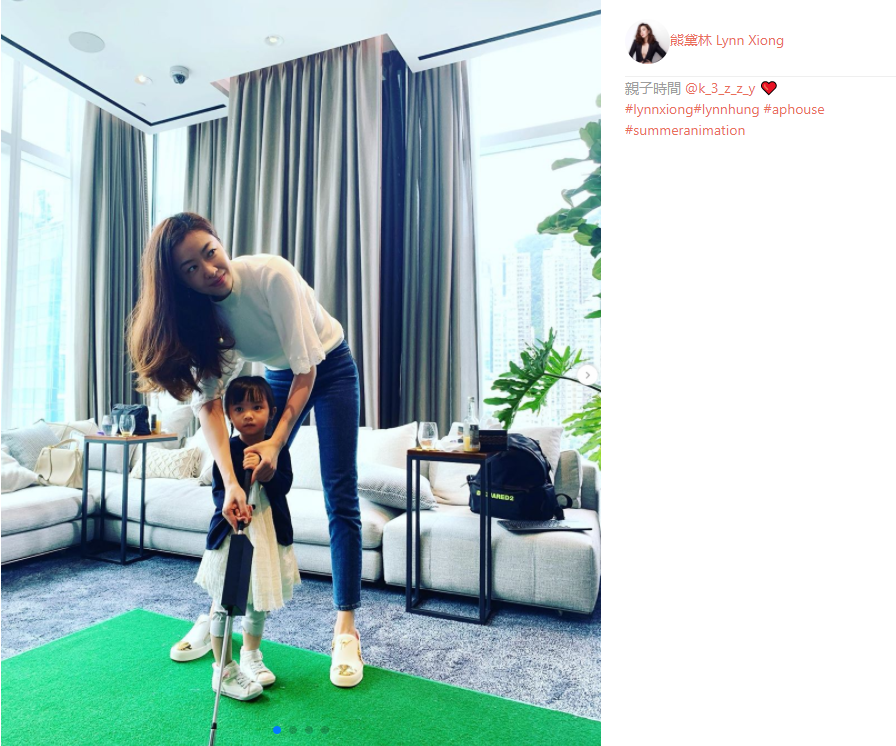 熊黛林晒亲子时光，夫妻带女儿在家打高尔夫，网友却聚焦豪宅面积