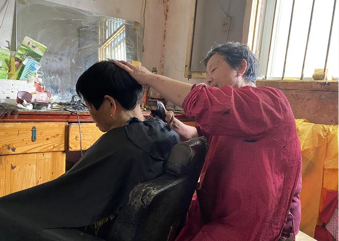郑州67岁老人开3元理发店30多年：人多时排到屋外，慢慢成陪伴