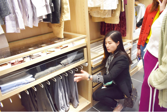 整理师是帮主人家的整理物品,重新摆放物品的位置,让人觉得整个家里