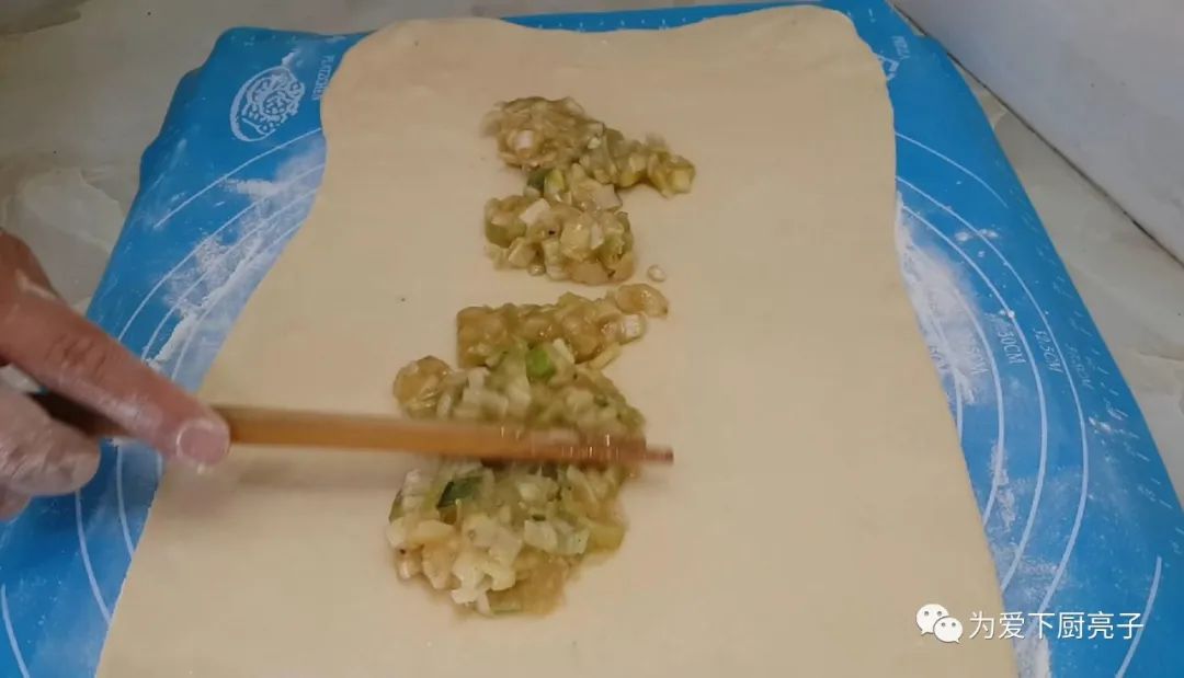 烙千層餅時，切記不要放小蔥，教你一招柔軟勁道，吃著真過癮