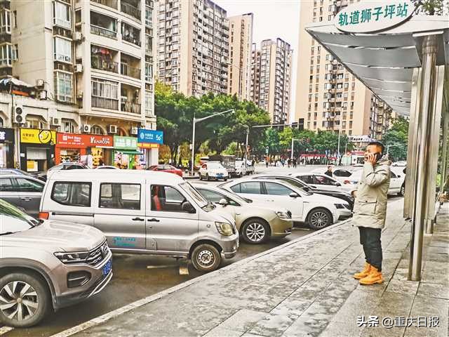 公交站台区域被“侵占”乘客马路中间上下车