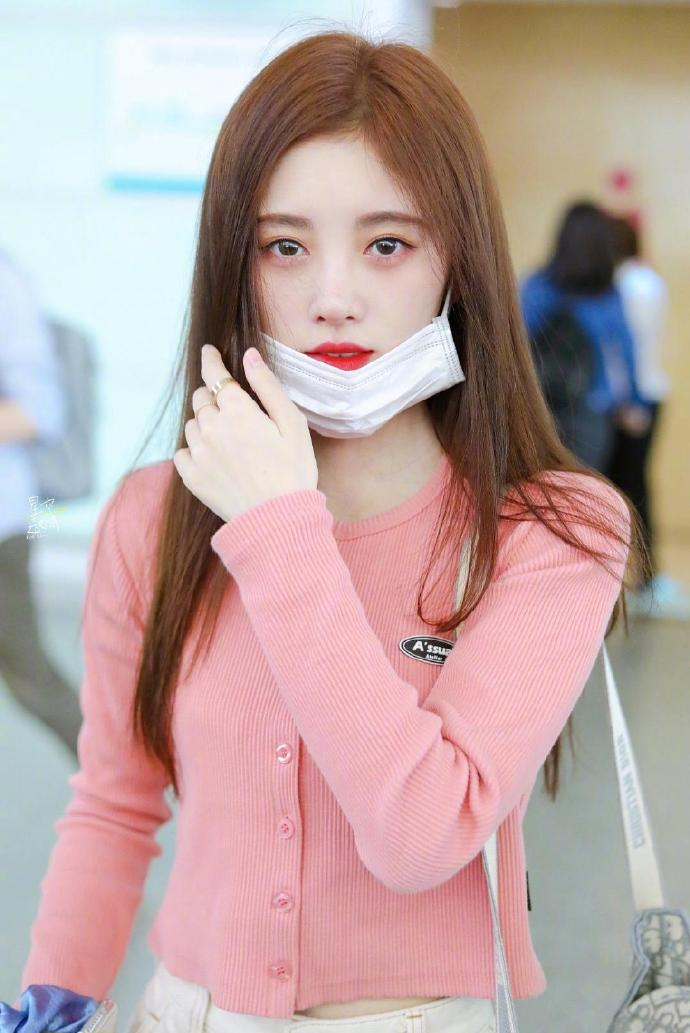 鞠婧祎机场图被评论太做作 偶像包袱太重 你怎么