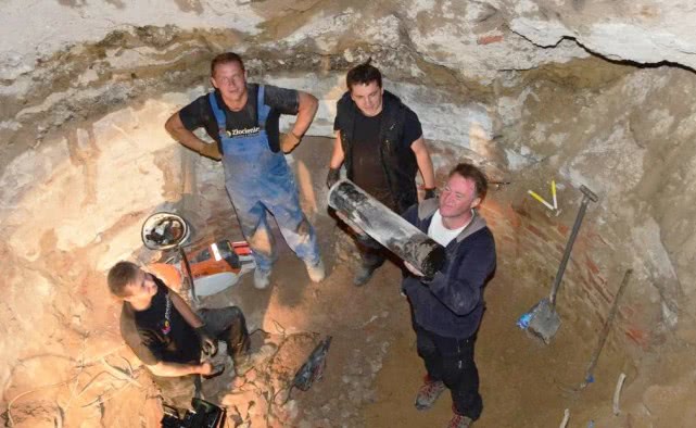 纳粹分子埋下时间胶囊，80多年后被人发现，里面