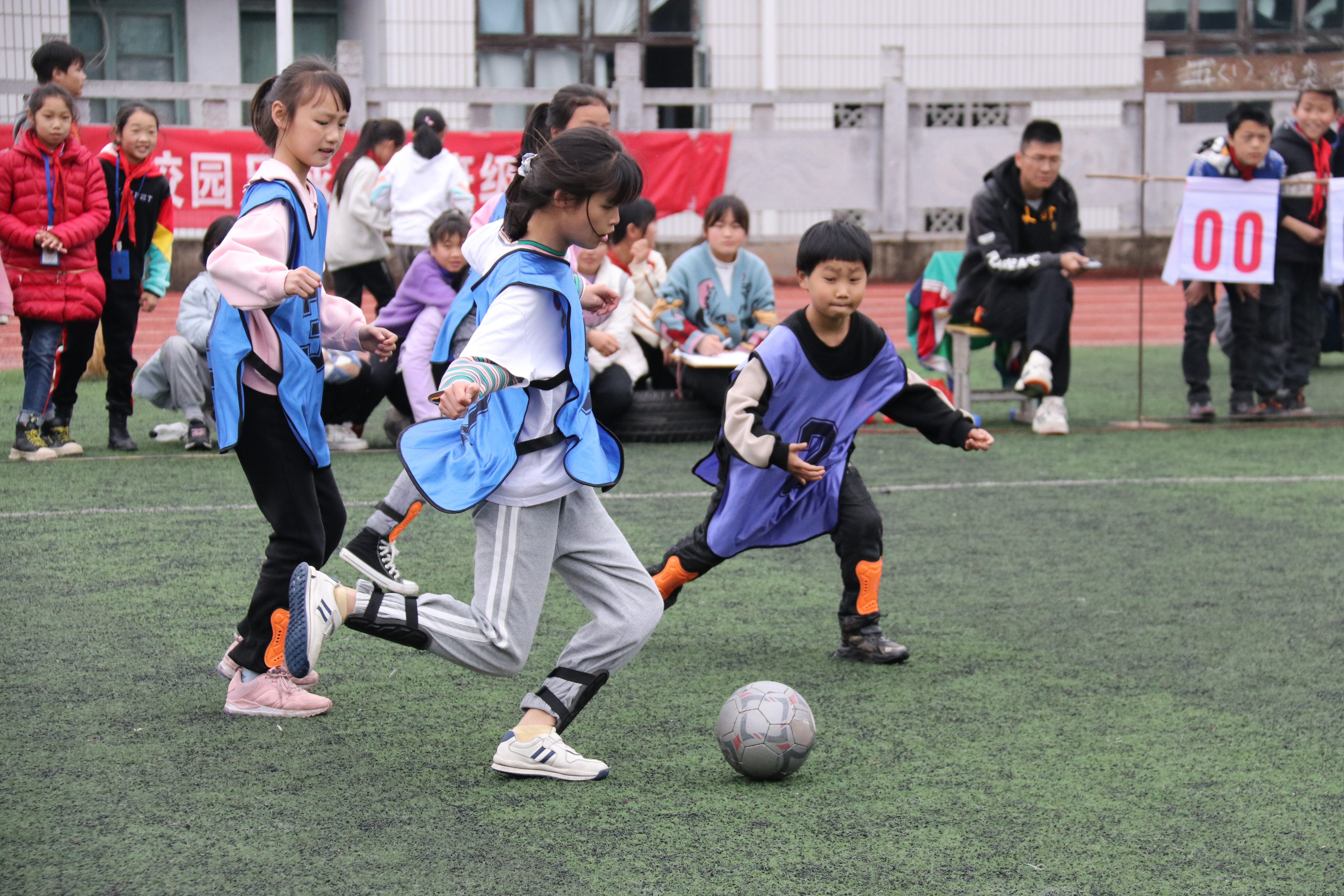 保靖县毛沟小学：建党百年 绿茵场上展风采(图5)