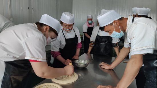 新疆若羌：强化技能培训 将幸福收入“馕”中