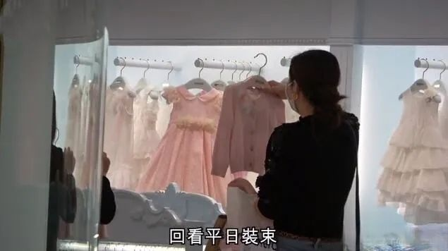 百亿阔太熊黛林为女儿狂扫名牌，一件几千至上万，承认小女儿丑