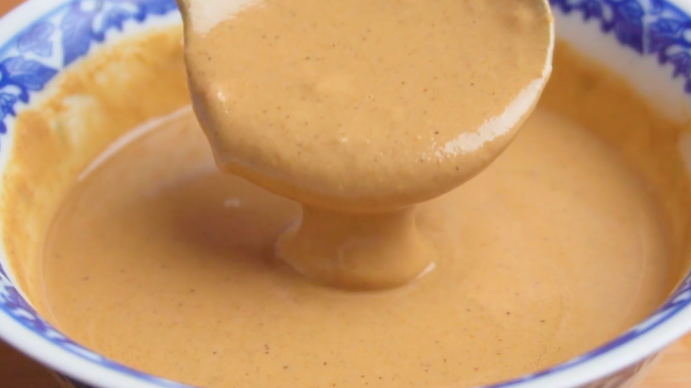 調芝麻醬時，不要馬上加水調，大廚教你一招，細膩爽滑吃起來更香