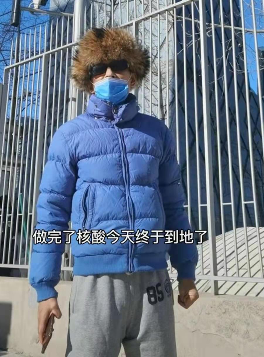 51岁阿宝身体不好？骨瘦如柴走路不稳，羽绒服超紧身家里脏乱差