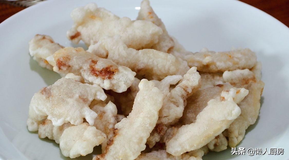 五花肉裹上澱粉糊，加一碗料汁炒，太下飯了，外皮想要更脆有竅門