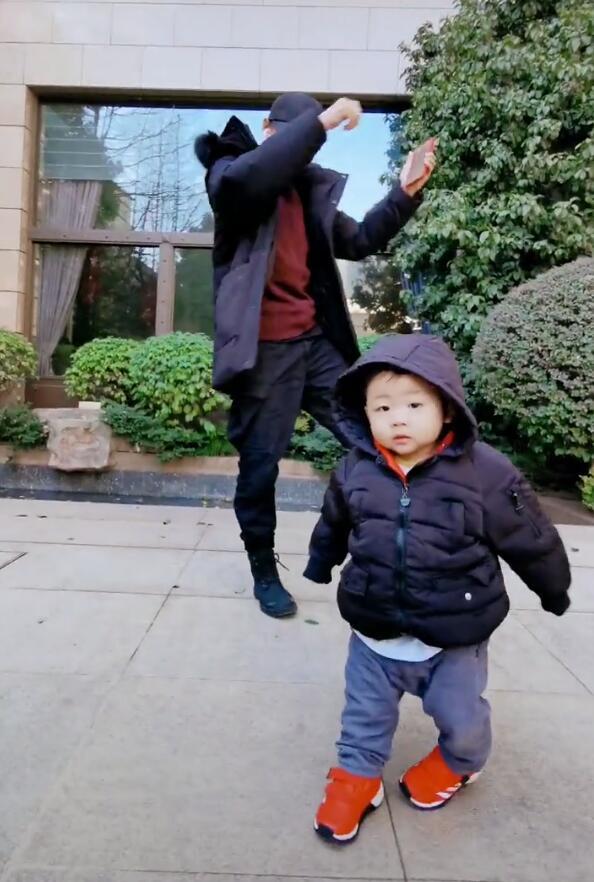 张晋带儿子出镜，鱼蛋眼神呆萌，不动抢到C位，张晋满眼都是儿子