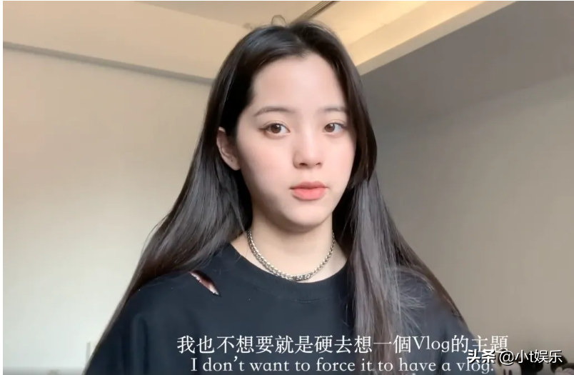 欧阳娜娜浴室拍vlog，当镜头扫到脏衣篓，才知女明星真实生活