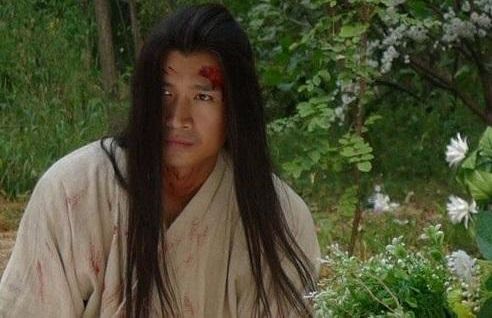 皇帝请将军吃饭，不给筷子，将军吃完后，皇帝