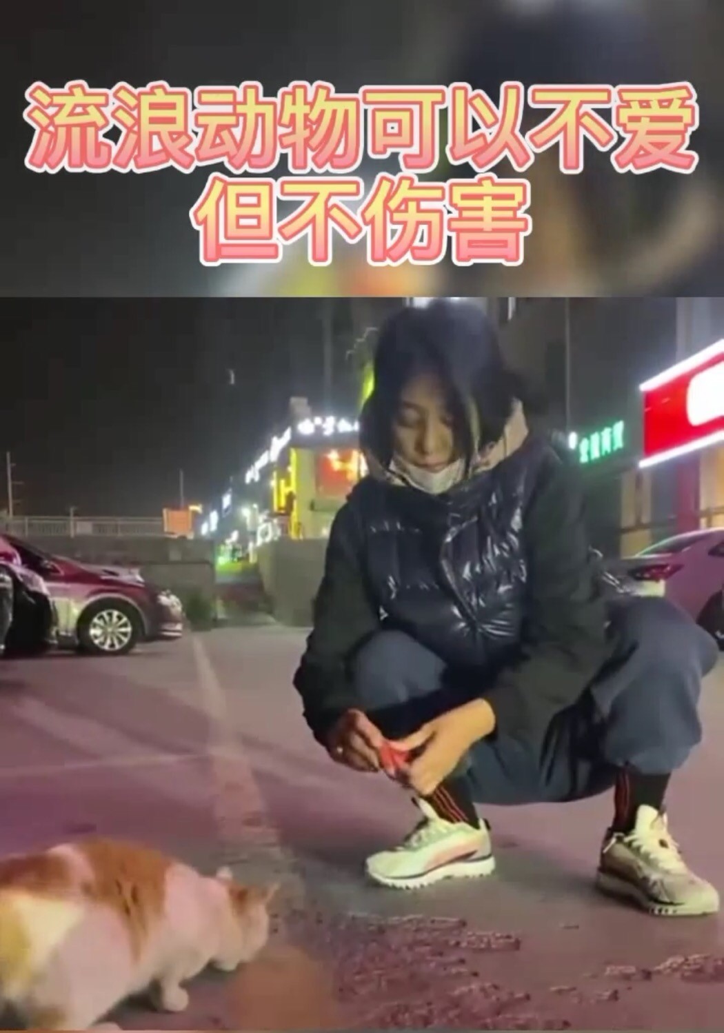 李勤勤脸盆戴头上挡雨，面色蜡黄穿着朴素，57岁仍单身独自住豪宅