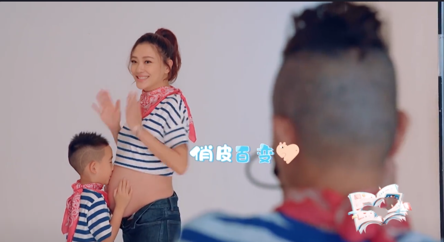 攝影小白陳小春為給應采兒、小小春、HOHO拍照，學習新技術