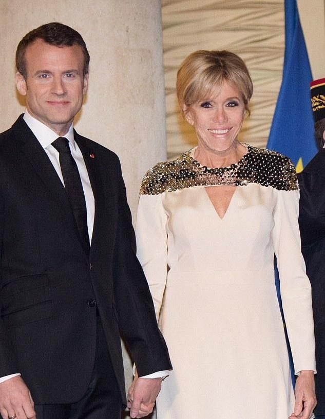 布丽吉特挽起头发惊艳了！穿水钻白裙太美，可惜脖子皮肤松弛太尬