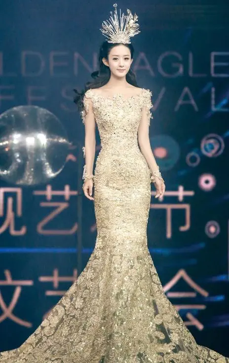 金鹰女神礼服曝光！满身藏小灯泡还会发光，鹰羽元素硬被做成鸡毛