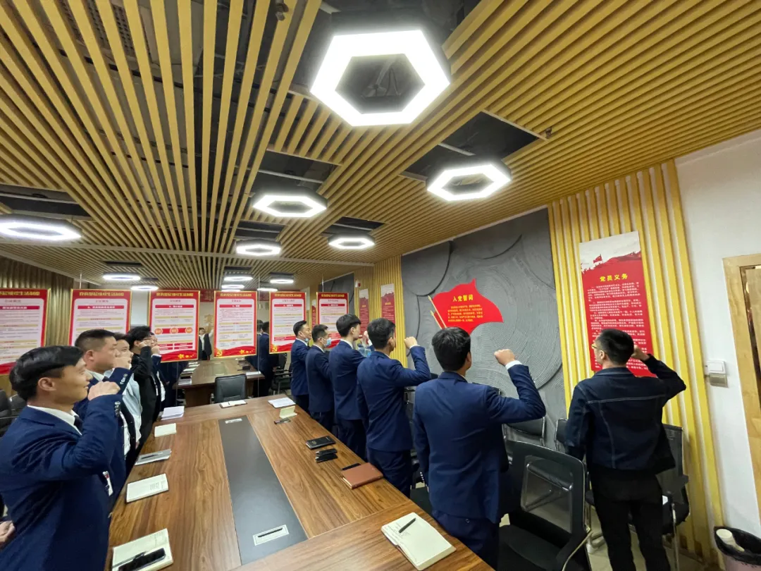 荥阳市新联会房产行业分会会长单位东润地产集中观看《榜样5》